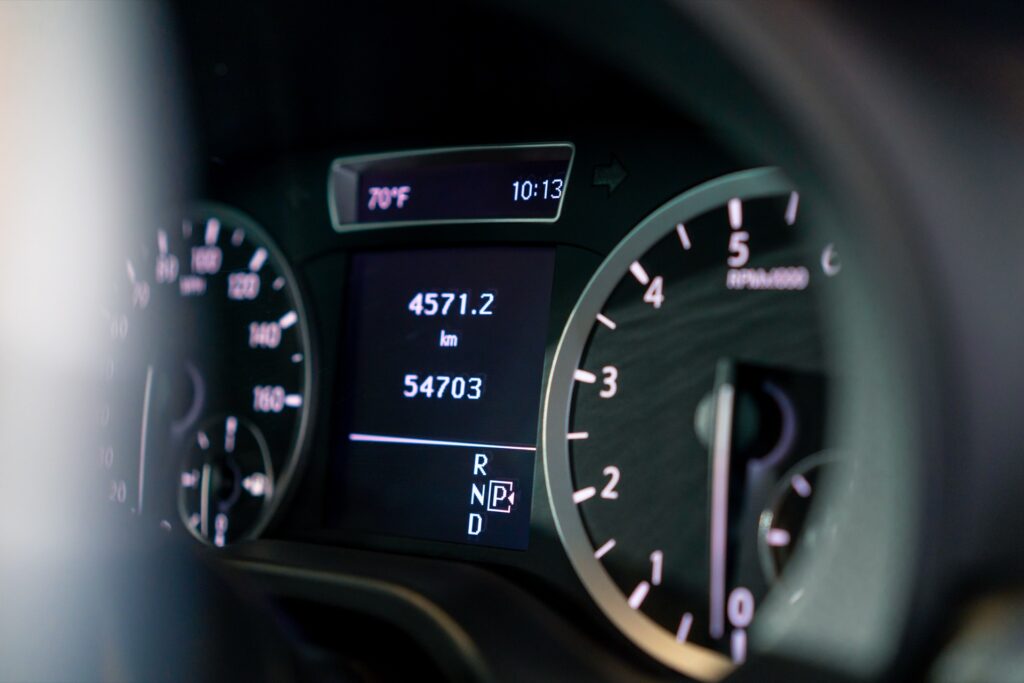 Nahaufnahme eines Auto-Armaturenbretts, im Display ist der Kilometerstand abzulesen