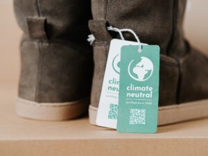Schuh mit einem grünen Anhänger mit der Aufschrift climate neutral