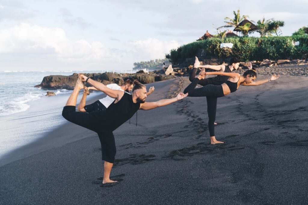 Gruppe beim Yoga an einem Strand auf Bali